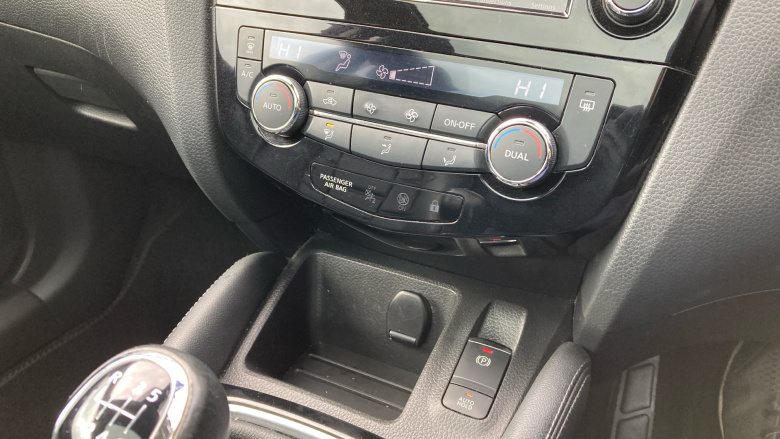 Nissan Qashqai 1.3 DiG-T N-Motion 5dr Petrol Hatchback